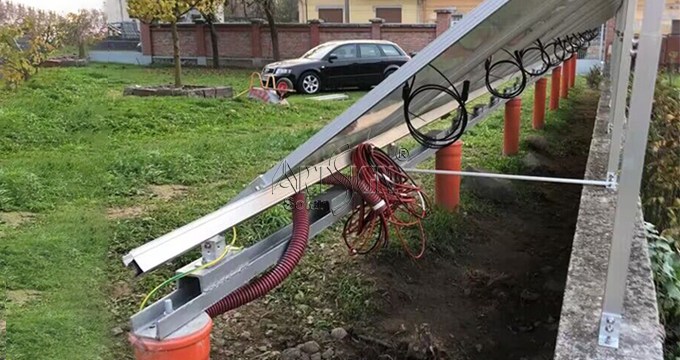 Kantelaanpassing telescopische grondbevestigingen in Roemenië |Art Sign